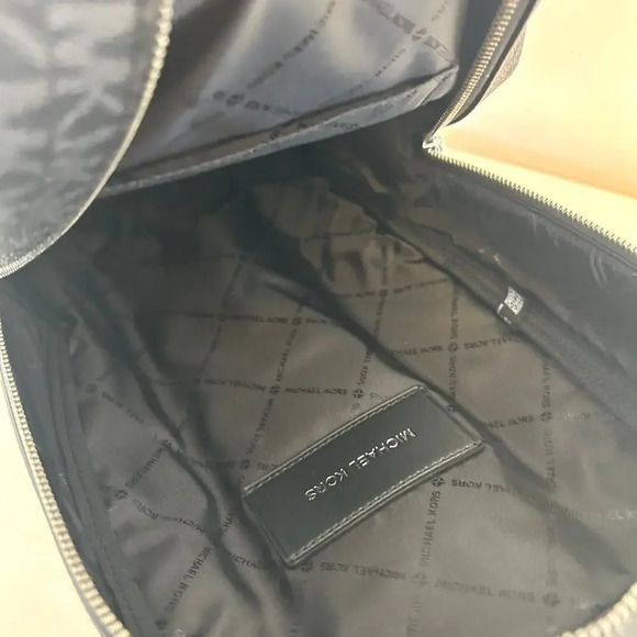 Michael Kors MK Cooper Logo Sling Pack Black Signature - Picture 7 of 8